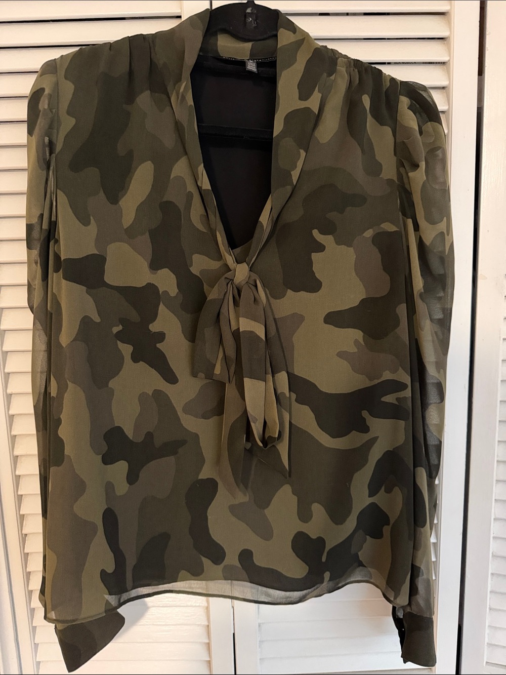 White House Black Market Olive & Dark Green Camo Tie-Neck Blouse Size Medium